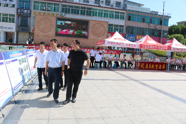 图为6月24日皇冠足球比分委常委、副县长李强在中心广场参加第32个全国土地日集中宣传活动